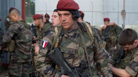 Soldados franceses llegan al aeropuerto de   Bangui, en la República Centroafricana, en misión de ayuda contra grupos extremistas.