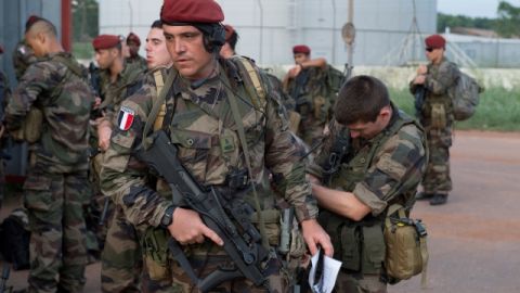 Soldados franceses llegan al aeropuerto de Bangui, en la República Centroafricana, en misión de ayuda contra grupos extremistas.