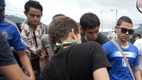 Jóvenes manifestaban  que hubo fraude y  protestaban ayer ante  la Universidad Nacional Autónoma de Honduras, en Tegucigalpa.