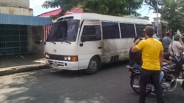 Vehículo usado por Henrique Capriles, con su equipo de trabajo, y que mostraba las quemaduras ayer, en Maracay (Venezuela).
