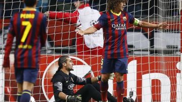 El portero del Barcelona, José Manuel Pinto, y el defensa Carles Puyol, lamentan el primer gol marcado por Thulani Serero del Ajax.