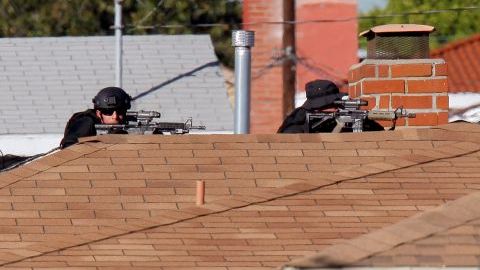 Francotiradores rodean la vivienda donde se ha atrincherado un individuo que disparó contra policías en Inglewood, al sur de California.