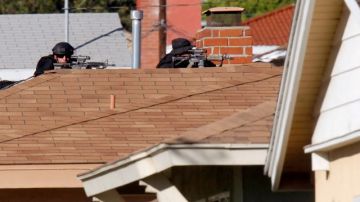 Francotiradores rodean la vivienda donde se ha atrincherado un individuo que disparó contra policías en Inglewood, al sur de California.