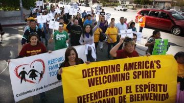 Conmemorando el día de Acción de Gracias, los manifestantes piden que se recuerde el espíritu inicial de país de darle bienvenida a los inmigrantes.