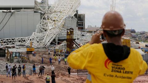 Una grúa golpeó parte de la estructura que posteriormente cayó sobre el automóvil.