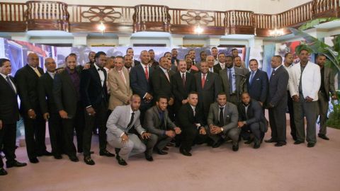 El presidente dominicano, Danilo Medina posa junto al equipo de béisbol dominicano que conquistó la corona en el tercer Clásico Mundial.