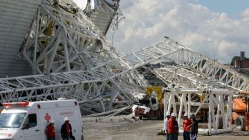 Tres personas murieron, tras colapsar una de las estructuras del estadio mundialista