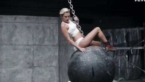 En el clip se observa a Kardynal haciendo mofa de los pasos de Cyrus en la grabación original.