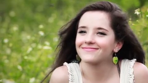 La joven, de apenas 16 años, hace referencia con este tema a la existencia de Dios.