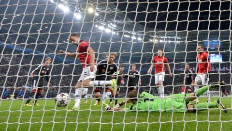En la BayArena de Leverkusen, Jonny Evans anota el tercer gol del Manchester United en la ronda de grupos de Liga de Campeones.