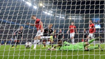 En la BayArena de Leverkusen, Jonny Evans anota el tercer gol del Manchester United en la ronda de grupos de Liga de Campeones.