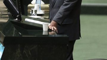 El ministro iraní de Exteriores, Javad Zarif, en el Parlamento  hablaba del acuerdo nuclear en Teherán (Irán), ayer.