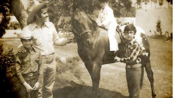 Vicente Fernández y Alejandro Fernández  (a caballo) en una foto de archivo.