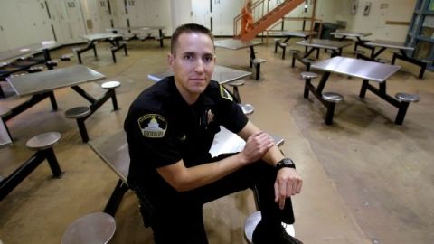 El policía del condado de Sacramento Kenny Gouveia en una unidad de la prisión donde fue atacado en cuando trataba de pacificar a dos internos que reñían.