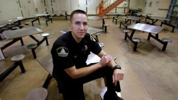 El policía del condado de Sacramento Kenny Gouveia en una unidad de la prisión donde fue atacado en cuando trataba de pacificar a dos internos que reñían.