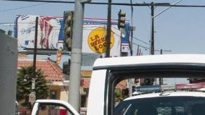 Un oficial de policía fue baleado en el enfrentamiento con un hombre armado en Inglewood ocurrido el miércoles.