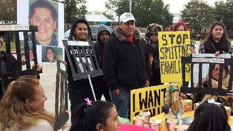 La familia de Israel Méndez realizó una cena de Acción de Gracias con sopa de fideo afuera del Centro de Detención de Inmigración de Houston, donde Méndez se encuentra detenido.