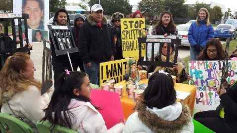 La familia de Israel Méndez realizó una cena de Acción de Gracias con sopa de fideo afuera del Centro de Detención de Inmigración de Houston, donde Méndez se encuentra detenido.