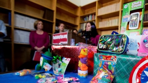 Juguetes con altos niveles de plomo o con piezas pequeñas que podrían traer riesgos a los niños son desplegados durante una conferencia de prensa en Washington D.C.