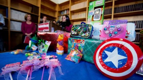 Juguetes con altos niveles de plomo o con piezas pequeñas que podrían traer riesgos a los niños son desplegados durante una conferencia de prensa en Washington D.C.