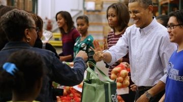 La familia Obama, acompañada de amigos, parientes y miembros de la campaña The Mission Continues, distribuyeron comida a familias necesitadas en Washington DC.