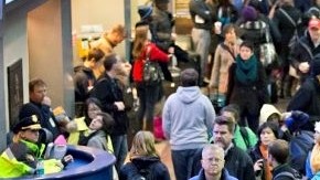 Muchos viajeros de vacaciones prefirieron viajar en tren para eludir los retrasos de vuelos de la tormenta y conducir en carreteras nevadas.