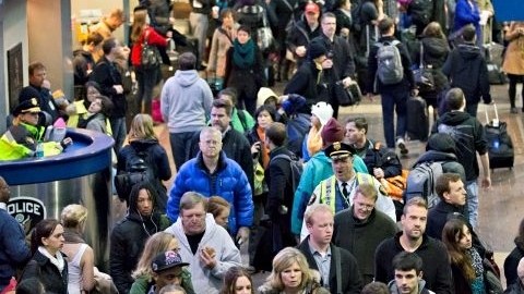 Muchos viajeros de vacaciones prefirieron viajar en tren para eludir los retrasos de vuelos de la tormenta y conducir en carreteras nevadas.