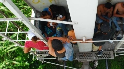 Migrantes usan "La Bestia" para transportarse en su paso por México, y sufren extorsiones y maltratos.