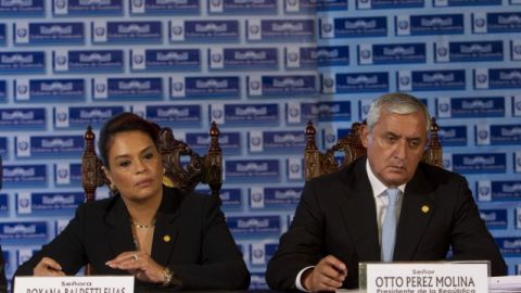 La vicepresidenta de Guatemala, Roxana Baldett, y el presidente de Guatemala, Otto Pérez Molina, en conferencia de prensa, ayer.