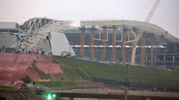 La estructura de metal que cayó sobre el Arena Corinthians provocó el derrumbe parcial del estadio.