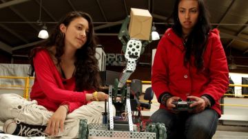 BOG02. BOGOTÁ (COLOMBIA), 27/11/2013.- Dos de las cinco estudiantes del Servicio Nacional de Aprendizaje (SENA) que participarán en el programa de robótica de la NASA, denominado "Space cookies", trabajan con un robot este martes 26 de noviembre de 2013, en Bogotá (Colombia). Cinco estudiantes colombianas fueron escogidas como las primeras latinoamericanas que podrán estudiar robótica en la NASA, un sueño que las llevará la próxima semana desde el popular sur de Bogotá, donde viven, hasta la sede de investigación en California (EE.UU.). Estas jóvenes de entre 14 y 17 años de edad lograron las cinco mejores puntuaciones en un complejo examen al que se sometieron 250 aprendices de la Tecnoacademia del Servicio Nacional de Aprendizaje (SENA) de Cazucá, en el sur de la capital colombiana, que ofrece una formación complementaria a la educación básica. EFE/COLOMBIA.INN/MAURICIO DUEÑAS CASTAÑEDA/SOLO USO EDITORIAL/NO VENTAS