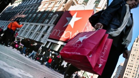 Macy's es una de las tiendas que ofrece ofertas especiales vía digital para los compradores compulsivos .