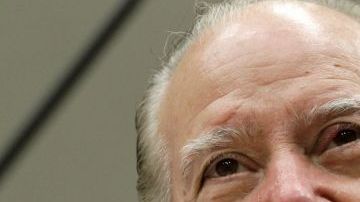 Cruz Reynoso, ex juez de la Corte Suprema de California, considera que Obama es "ciego" ante los problemas de los latinos.