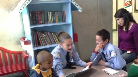 La biblioteca de la Estación 77 del LAPD es la primera en Los Ángeles.