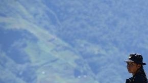 Una mujer policía monta guardia durante un operativo para destruir una plantación de amapolas en la población de 11 de mayo, en Guatemala,  cerca de la frontera con México.