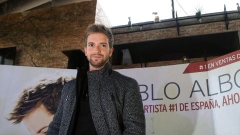 Los fan de Pablo Alborán esperaron más de tres horas para poder conseguir su firma y una foto.