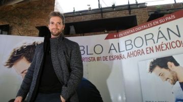 Los fan de Pablo Alborán esperaron más de tres horas para poder conseguir su firma y una foto.