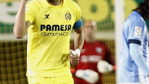 Bruno Soriano  celebra tras marcar ante el Málaga.