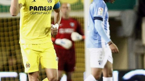 Bruno Soriano  celebra tras marcar ante el Málaga.