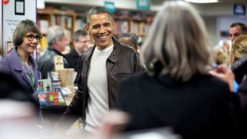 Obama saluda a otros compradores en la librería 'Politics and Prose' en Washington.