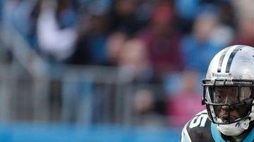 Mike Tolbert de los Panthers corría el balón.