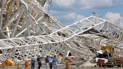 Miembros del departamento de Defensa Civil de Brasil revisaban ayer el lugar donde una grúa cayó sobre el techo del Estadio Corinthians.
