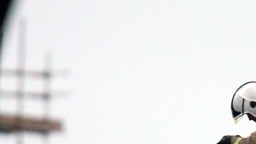 Equipos de búsqueda y rescate revisan los escombros en el bar The Clutha. Al menos 32 personas fueron llevadas a hospitales.