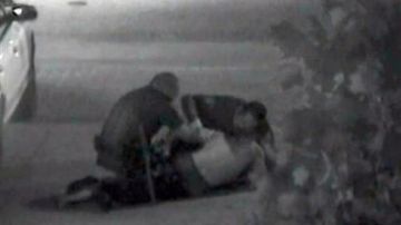Imagen de archivo de del 5 de julio de 2011 que muestra el enfrentamiento entre policías de Fullerton y Kelly Thomas. Manuel Ramos, uno de los policías que participó en la pelea será juzgado por homicidio en segundo grado por las lesiones que causaron la muerte de Thomas.
