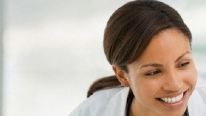 Para recibir becas y capacitación, los doctores y enfermeras deben comprometerse a  ejercer en zonas carentes de servicios médicos, durante por los  menos dos años.