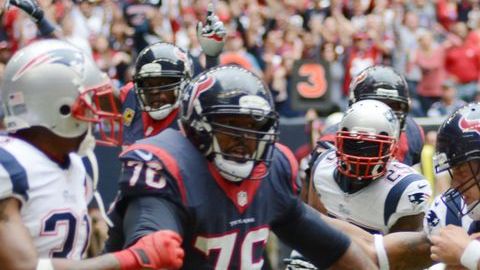 El quarterback de los Houston Texans Case Keenum anota un touchdown en el segundo tiempo del partido ante los Patriotas de Nueva Inglaterra.