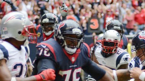 El quarterback de los Houston Texans Case Keenum anota un touchdown en el segundo tiempo del partido ante los Patriotas de Nueva Inglaterra.