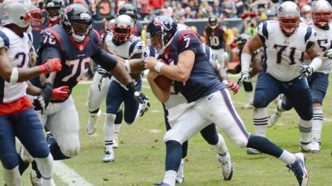 El quarterback de los Houston Texans Case Keenum anota un touchdown en el segundo tiempo del partido ante los Patriotas de Nueva Inglaterra.