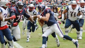 El quarterback de los Houston Texans Case Keenum anota un touchdown en el segundo tiempo del partido ante los Patriotas de Nueva Inglaterra.