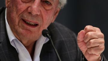 El escritor peruano Mario Vargas Llosa hablaba ayer en rueda de prensa en Guadalajara (México), durante  la Feria Internacional del Libro.